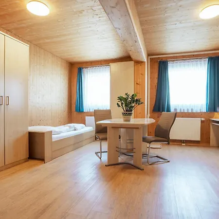 Gaestehaus Aquilin 公寓式酒店 圣珀尔滕